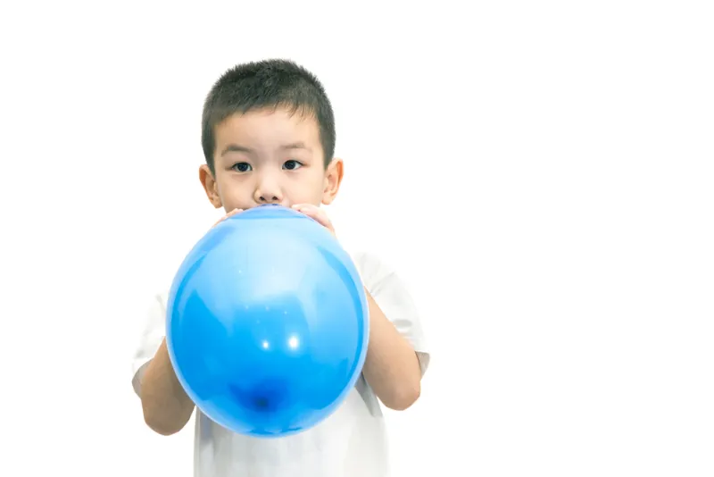 Meniup balon bisa jadi sarana belajar mengenal benda gas.